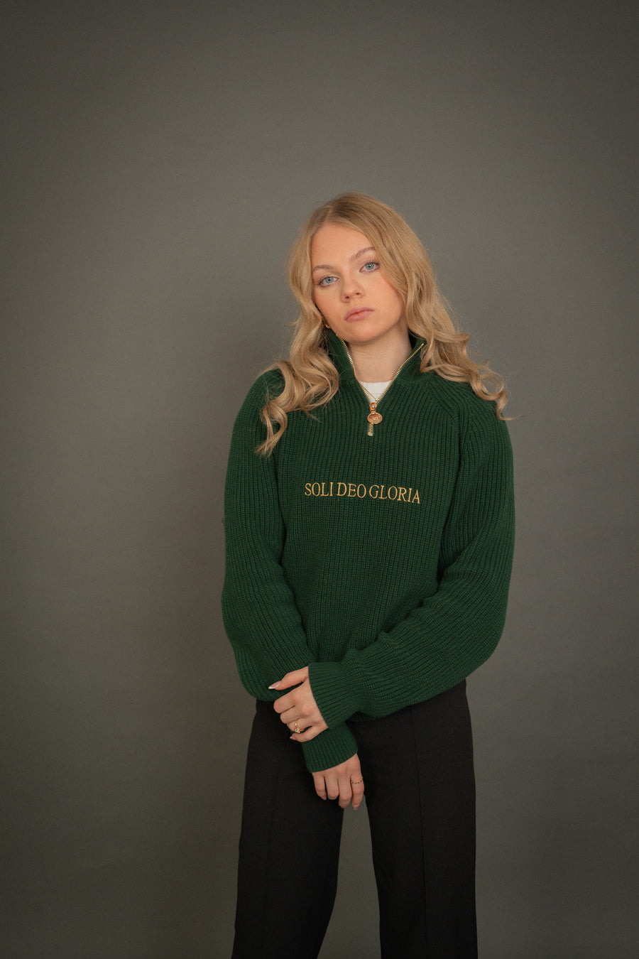 "SOLI DEO GLORIA" QUARTER ZIP - FOREST GREEN – Bild 3