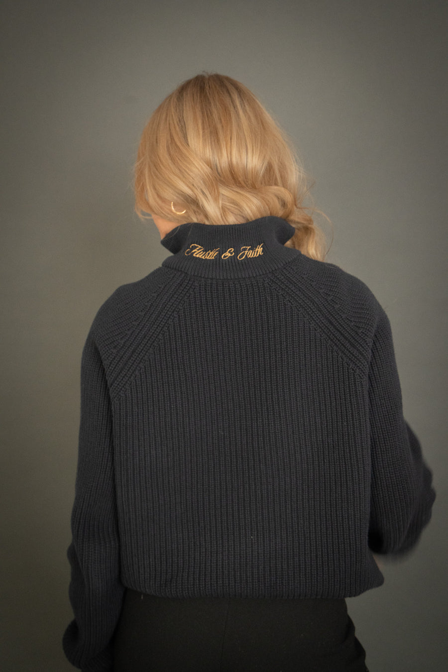 "SOLI DEO GLORIA" QUARTER ZIP - NAVY BLUE – Bild 5