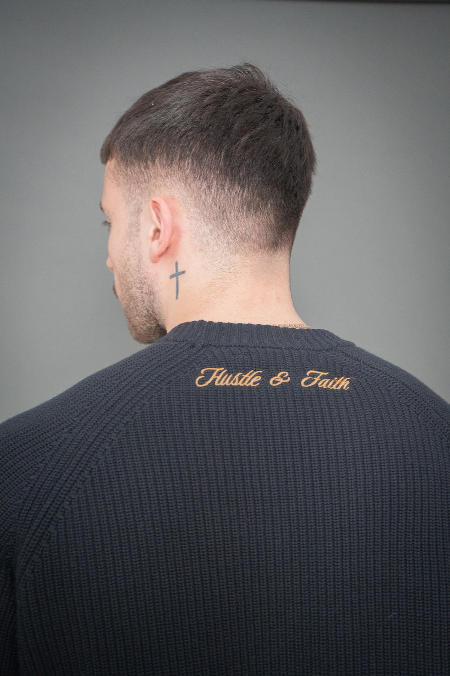 "GOD WITH US" SWEATER - NAVY – Bild 5