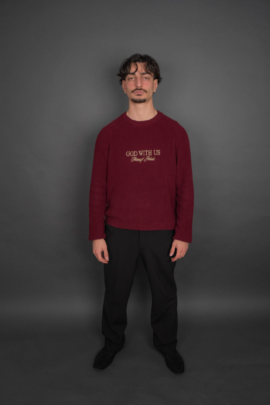 "GOD WITH US" SWEATER - BORDEAUX – Bild 3